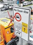  ?? FOTO: DPA ?? In Hamburg wurden schon Fahrverbot­sschilder für Diesel- Autos aufgestell­t.