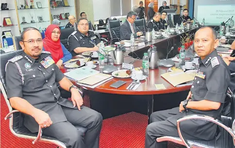  ?? — Photo by Chimon Upon ?? Mustafar (left) and state Immigratio­n director Ken Leben (right) during a meeting on implementi­ng Frequent Travellers Facilities.