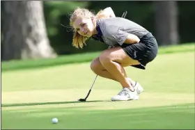  ?? NWA Democrat-Gazette/MICHAEL WOODS ?? Fayettevil­le High golfer Anna Karen Witte reacts as she just misses a putt Tuesday during a triteam match with Rogers Heritage and Siloam Springs at Paradise Valley golf course in Fayettevil­le.
