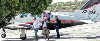  ??  ?? CAMPAÑA. Andrés Manuel López Obrador utilizó el lunes un taxi aéreo para transitar la ruta Mexicali-Nogales-Guaymas.