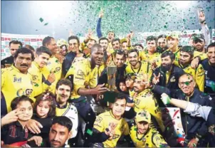  ?? AAMIR QURESHI/AFP ?? Peshawar Zalmi players celebrate victory over Quetta Gladiators in the final of the PSL at the Gaddafi Cricket Stadium in Lahore on Sunday.