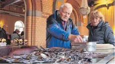  ?? FOTOS: CORINNA KONZETT ?? Besteck, Pfannen und Gläser: Beim Flohmarkt im Bahnhof Fischbach wird das komplette Gastronomi­e-Inventar verkauft.