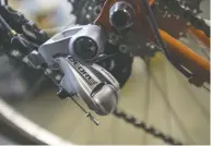  ?? DAVID PAUL MORRIS / BLOOMBERG FILES ?? A Shimano Inc. rear derailleur is seen on a bike being
assembled in Walnut Creek, California.