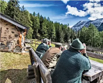  ??  ?? Die Bündner Jägerinnen und Jäger sind angehalten, mehr Tiere zu schiessen. NICOLA PITARO/TAMEDIA