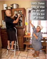  ??  ?? LINKS: Yunus help sy vrou om die pan van die kas af te haal.