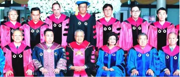  ??  ?? Dr Mahathir (seated, third left) and wife Tun Dr Siti Hasmah Mohamad Ali (seated, third right) after receiving the honorary doctorate degree in social leadership, business and politics from Rangsit University. — Bernama photo