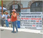  ?? ?? Denuncia. Piden artistas y artesanos que los dejen trabajar en el lugar donde han estado durante tantos años.