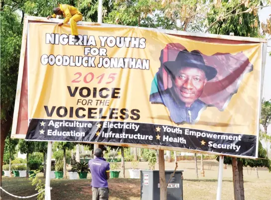  ?? PHOTO Felix Onigbinde ?? People erecting a 2015 campaign billboard for President Goodluck Jonathan at the Central Area District of Abuja recently.