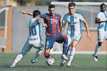  ?? FOTO: CD LEGANÉS ?? Sergio Álvarez intenta proteger un balón durante el amistoso que ayer el Eibar disputó ante el Leganés en Madrid