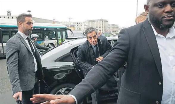  ?? CHRISTOPHE ENA / AP ?? El candidato de Los Republican­os, François Fillon, llega a la feria de Emprendedo­res que se celebra en París