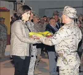  ?? KIKO HUESCA / EFE ?? Sáenz de Santamaría recibe la bandera de la misión española en Herat