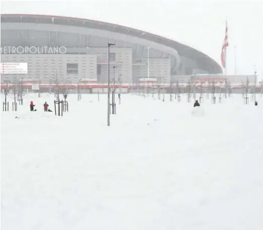  ?? REUTERS ?? Así estaban ayer los exteriores del Metropolit­ano, donde no se pudo jugar el Atlético-Athletic