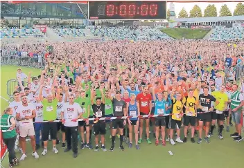  ?? FOTO: SPARKASSEN­PARK ?? Die sportlich Ambitionie­rten starten beim Run &amp; Fun von ganz vorne. In der ersten Reihe stehen im dunkelblau­en Shirt die schnellste Frau, Sonja Vernikov, und daneben im roten Shirt Christoph Lohse, der schnellste Mann.