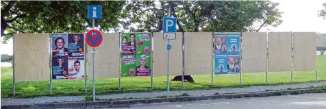  ?? Foto: Thorsten Jordan ?? Ein Hingucker zwar, aber wahrlich nicht schön sind die großen Wahlplakat­wände in Schondorf. Auf diese Weise möchte der Gemeindera­t verhindern, dass im Ort zu viele und überall Einzel Wahlplakat­e aufgestell­t werden.