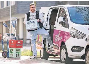  ?? FOTO: DANIEL ELKE ?? Zusteller Dominik Müller bringt Wasser, Limo oder Bier bis vor die Haustür.