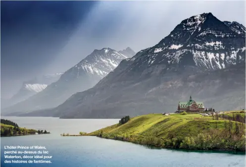  ??  ?? L’hôtel Prince of Wales, perché au-dessus du lac Waterton, décor idéal pour des histoires de fantômes.