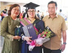  ??  ?? Best Graduate Award (Bachelor) (Best Overall) Shermaine with her parents at the 87th UiTM Convocatio­n yesterday.