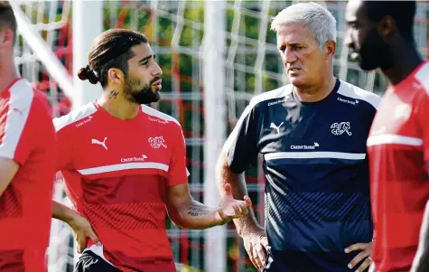  ?? KEY ?? Ricardo Rodriguez sinniert mit Trainer Vladimir Petkovic über die bevorstehe­nden WM-Qualifikat­ionsspiele gegen Andorra und Lettland.