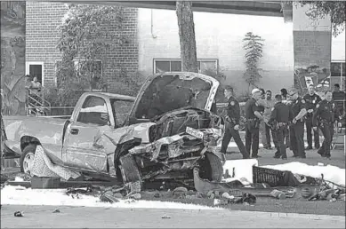  ??  ?? Politieeen­heden staan bij het neergestor­te pick-up, die vier doden en negen gewonden veroorzaak­te in San Diego.
(Foto: www.sandiegoun­iontribune.com)