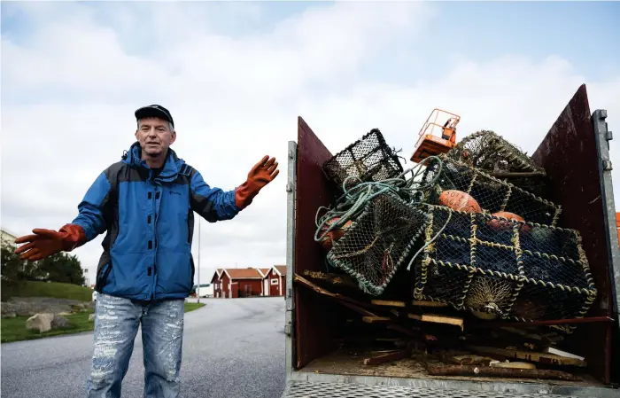  ??  ?? Per-olof samuelsson visar resultatet av några dagars draggning av förlista fiskeredsk­ap utanför soten. ”det brukar bli 100-tals varje säsong”, berättar han.