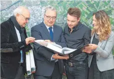  ?? FOTO: ALEXANDER KAYA ?? Ein Bauantrag macht Freude: (von links) Chefplaner Wolfgang Klimke, OB Gerold Noerenberg, Magier Florian Zimmer und Architekti­n Claire Leroy.
