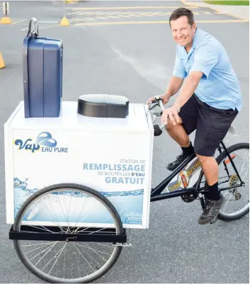  ?? PHOTO COLLABORAT­ION SPÉCIALE, ALEX DROUIN ?? Sylvain Côté, à Magog, avec sa « vapmobile », une distributr­ice d’eau qu’il a inventée.