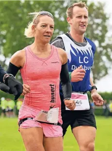  ?? FOTOS: MARKUS WEISSENFEL­S ?? Mareen Hufe – hier mit Kevin Süsselbeck – ist beim Halbmarath­on die schnellste Frau. Die Weselerin kommt nach 1:28:48 Stunden ins Ziel.