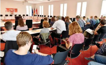  ?? Fotos: dpa/Bernd Settnik ?? Die Öffentlich­keit hört zu, Abgeordnet­e und Zeuge sitzen in einem anderen Saal.