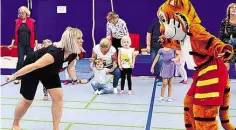  ?? BILDER: ANKE BROCKMEYER ?? Tanzen mit dem Tiger – eine Show, die nicht nur Kinder in Bewegung brachte.