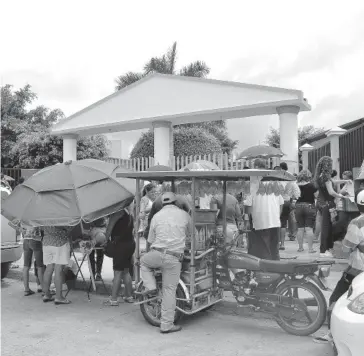  ?? FOTO: EL DEBATE ?? > Venta de comida chatarra afuera de una escuela.