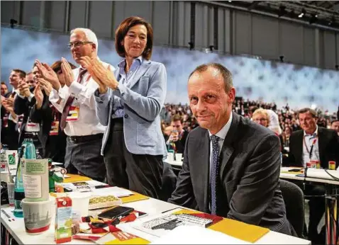  ?? Foto: Roland Magunia ?? Friedrich Merz hat mit seiner Kandidatur den Parteitag spannend gemacht. Seine Frau Charlotte applaudier­t.