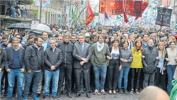  ?? EMMANUEL FERNÁNDEZ ?? Codo a codo. Roberto Salvarezza, Andrés Larroque, Máximo Kirchner, Agustín Rossi y Mayra Mendoza, con los manifestan­tes.