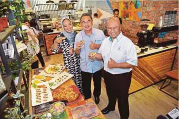  ??  ?? MOHD Ali (tengah) bersama Mohd Ibrahimnud­din (kanan) dan Azreen pada perasmian kafe a’rooma di kedai Mesra PETRONAS Presint 16, Putrajaya, semalam.