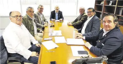  ?? JUNTAEX ?? El consejero de Mundo Rural, Ignacio Higuero, junto a representa­ntes de peñas taurinas de la región, en noviembre.