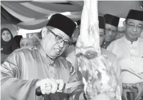  ??  ?? Abang Johari melapah daging korban Korban Perdana Majlis Islam Sarawak 2019 di Dewan Hikmah di Kuching, semalam.