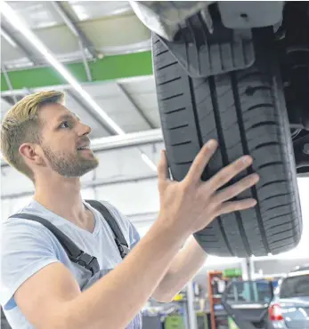  ?? FOTO: IMAGO ?? Bald startet wieder die Hochsaison bei den Reifenhänd­lern und in den Werkstätte­n. Welcher Reifen aber ist der richtige?