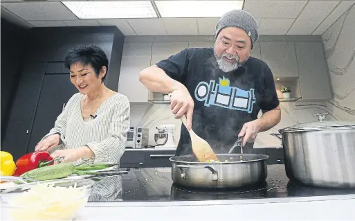  ?? STEVE RUSSELL TORONTO STAR ?? Jean Yoon, left, and Paul Sun-Hyung Lee make their favourite Korean dishes: Bokkeumbap (kimchi fried-rice) and Kongnamul Muchim (seasoned soybean sprouts).