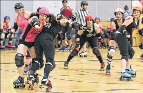  ?? CAROLE MORRIS-UNDERHILL ?? Kimberly Sutherland (Diva Slayer) hip checks the Kickin’ Vixens’ Mary Katherine Robinson (Domino KarVee) out of bounds.