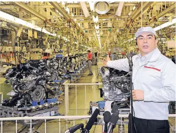  ?? FOTO: AFP ?? Nissan-Chef Carlos Ghosn während einer Besichtigu­ng der Motorenfab­rik in Iwaki (Präfektur Fukushima).