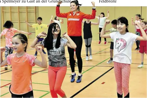  ?? BILD: CLAUS STÖLTING ?? Spaß beim Aufwärmen: Auch Top-Läuferin Ruth Sophia Spelmeyer (Mitte) zeigte vollen Einsatz beim „Startraini­ng“an der Grundschul­e Feldbreite.