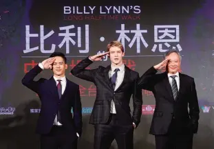  ?? —AP ?? TAIPEI: Taiwanese director Ang Lee, from right, US actor Joe Alwyn and Taiwanese-American actor Mason Lee pose for photograph­ers during a media event to promote their new movie ‘’Billy Lynn’s Long Halftime Walk’’.