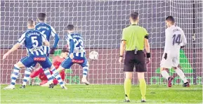  ?? — Gambar AFP ?? CEMAS: Antara babak aksi perlawanan La Liga Sepanyol di antara Real Madrid dan Alaves di Stadium Di Stefano di Madrid.