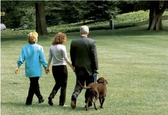  ??  ?? The family in 1998, the day after President Clinton admitted to an inappropri­ate relationsh­ip with Monica Lewinsky