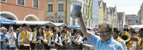  ?? Fotos: Helmut Bissinger ?? Das Bier strömt. Am Mittwochmi­ttag eröffnete Oberbürger­meister Armin Neudert mit dem Bieranstic­h das Reichsstra­ßenfest.