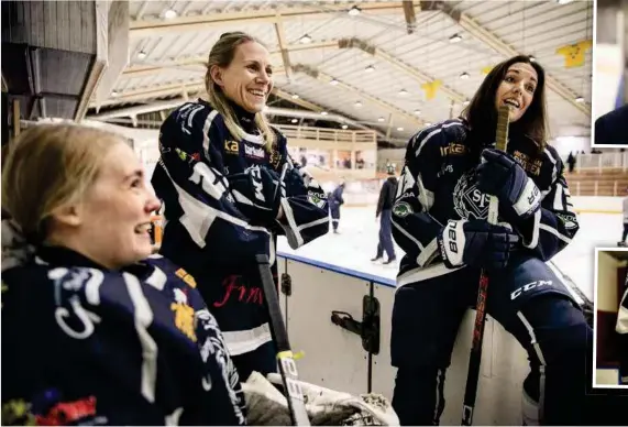  ?? FOTO: MIKAEL ANDERSSON ?? Att vara hockeymors­a behöver inte bara vara tidiga lördagsmor­gnar, kioskpass och hembakade bullar. Man kan som detta gäng mammor lägga till egen kvällsträn­ing och match varje vecka. Petra Eriksson, Sara Wallén och Angeliqa Sekulic är tre av spelarna i Spånga Madres.