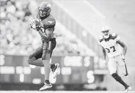  ?? JEFF MCINTOSH
THE CANADIAN PRESS ?? Winnipeg Blue Bombers’ Brandon Alexander, right, looks on as Stampeders’ Kamar Jorden catches a pass during CFL action in Calgary on Saturday.