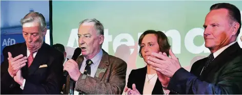  ?? FOTO: AFP ?? Die AfD feierte gestern ihr Wahlergebn­is in einer Berliner Diskothek. AfD-Spitzenkan­didat Alexander Gauland (2. v. l.) kündigte einen harten Konfrontat­ionskurs gegen die neue Bundesregi­erung an. Neben ihm: seine Parteikoll­egen Armin Paul Hampel (l.),...