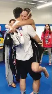  ??  ?? Federica Pellegrini abbraccia il suo tecnico Matteo Giunta dopo l’oro mondiale 2019
