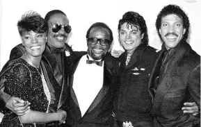  ??  ?? ► Junto a Jackson y otras estrellas en los Grammy de 1986.