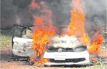  ?? ?? Los maleantes incineraro­n el automóvil Volkswagen Gol blanco usado para perpetrar el asalto.